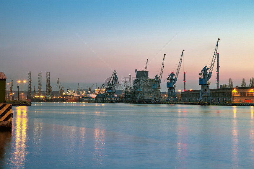 波兰格但斯克港口的夜景图片