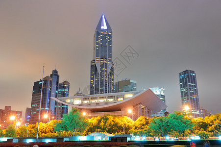 夜晚的上海城市摩天大楼和灯光图片