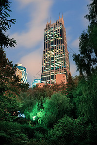 公园黄昏的上海城市建筑图片