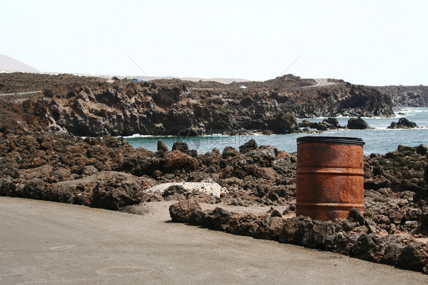 沿海地区的石油桶环图片