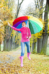 秋天小巷里打着雨伞的女人图片