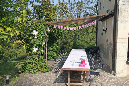 祝一个小女孩的生日快乐餐桌为庆祝图片
