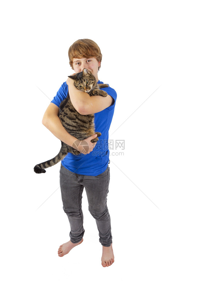 男孩抱着他的猫图片