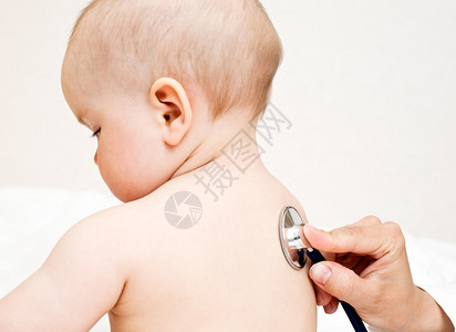 儿童医生对婴儿进图片