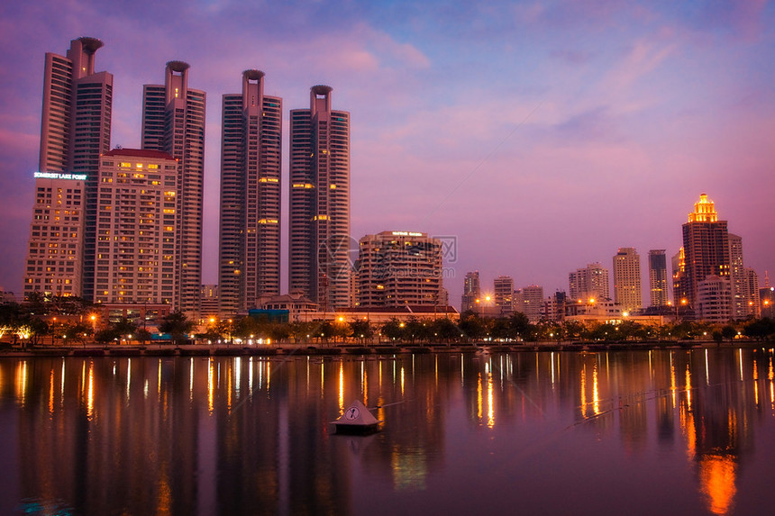 湖景城市图片