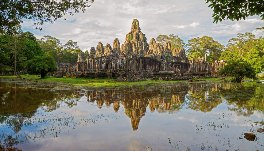 日落时的Bayon庙柬埔寨图片