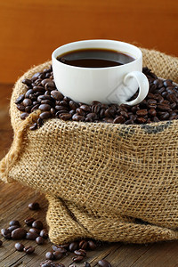 一袋咖啡豆和一杯咖啡放图片