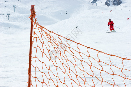 滑雪坡上的红色栅栏背景图片