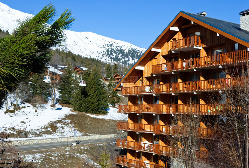 阿尔卑斯山滑雪度假胜地的小屋和图片