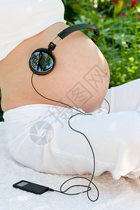孕妇肚子上的耳机在怀图片