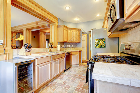 有灰色和枫木的大美丽的木厨房图片