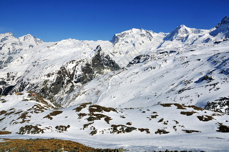 山区和滑雪场的全景图片