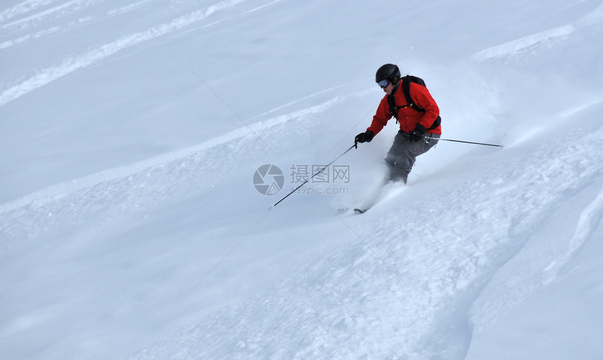 深粉雪中的荒野滑雪者图片
