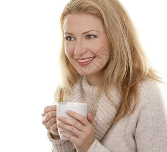 穿着米色毛衣喝咖啡的金发美女图片