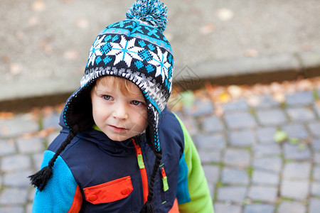 穿着冬装的蹒跚学步的小男孩的肖像图片