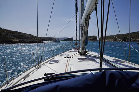 马耳他岛从一艘帆船看望科米诺岛南图片
