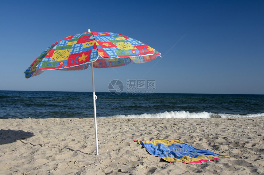 保护伞在沙滩上与图片