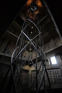 在布拉格旧市政厅的电梯和螺旋楼梯事图片