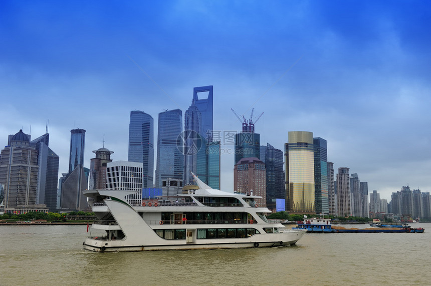 上海建筑在河对岸的横渡日与图片