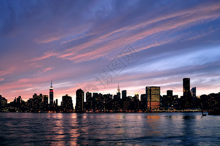 纽约市曼哈顿市中城日落时的光环全景背景图片
