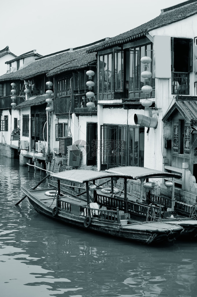 上海河边古村有船图片