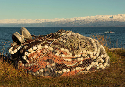 渔网和绳子在阿拉斯加海湾旁坐着图片