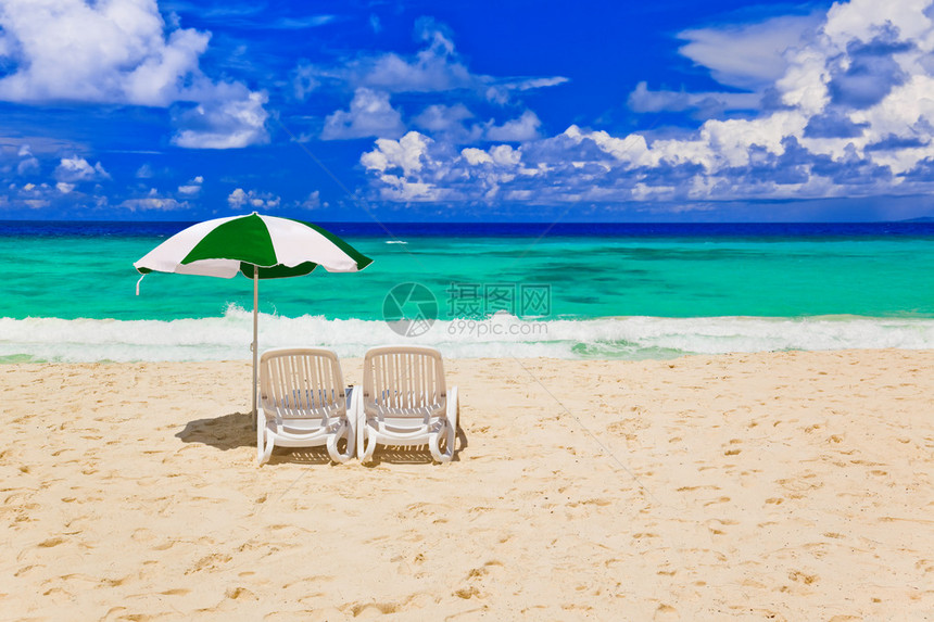 热带海滩的椅子和伞椅图片