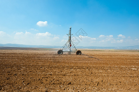 以色列的一个犁田上喷图片