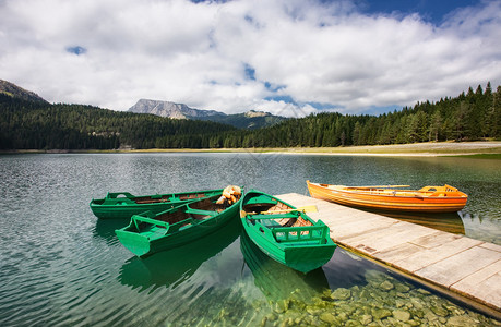 小船在湖山风景图片