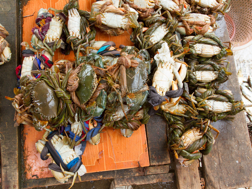 在越南市场上吃螃蟹东海图片