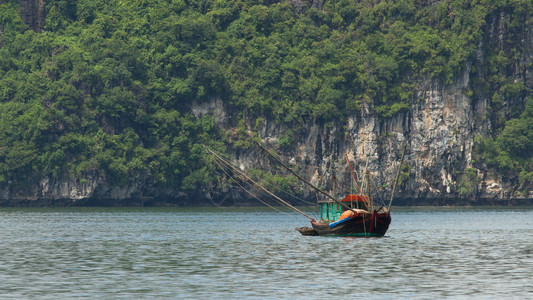 越南下龙湾的渔船图片