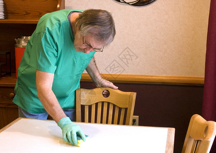 医护人员用海绵清洁桌子图片