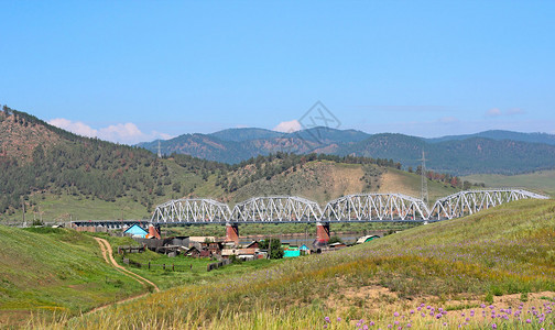 在铁路桥梁和山风景的风景图片