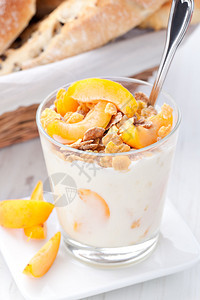酸奶配麦片和杏子装在小玻璃杯里图片