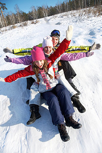 一群青少年在冬天滑下山图片
