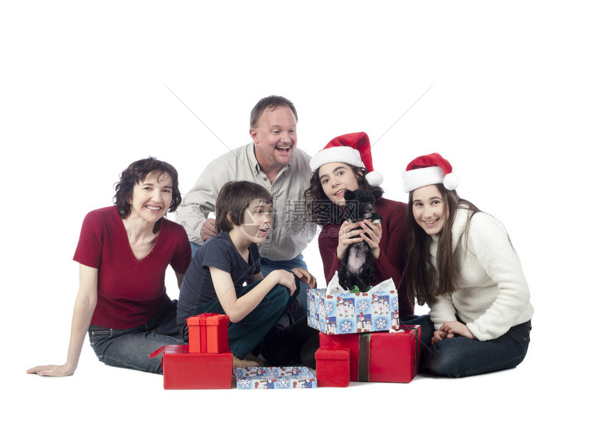 美满家庭与礼物的画面在白色背景图片