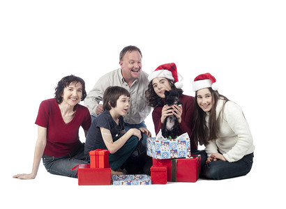 美满家庭与礼物的画面在白色背景图片