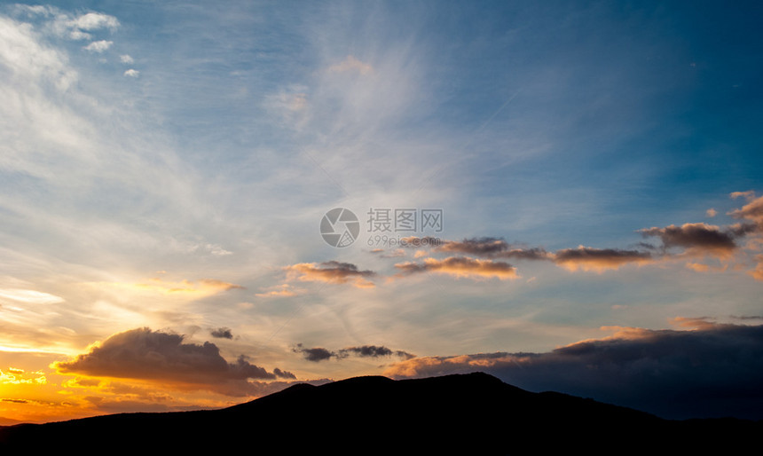 在山的日落景观图片