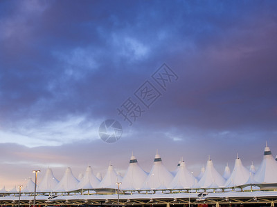 黄昏的丹佛国际机场天空多云图片