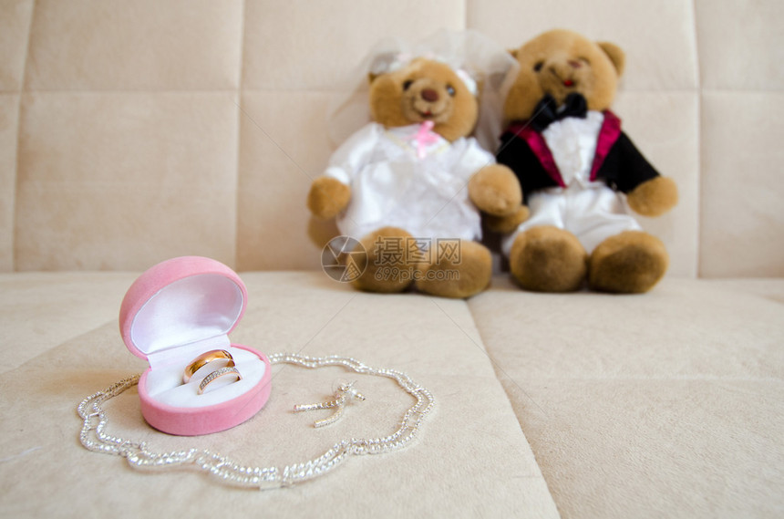 结婚珠宝首饰教堂环和项图片