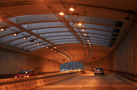汽车驶向隧道尽头的亮光旧金山图片