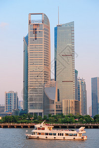 上海城市建筑和天际线与船图片