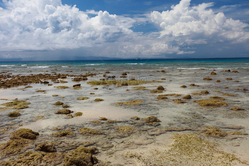 安达曼岛的珊瑚海滩上有白云低图片