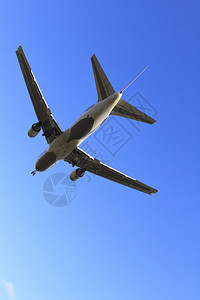 飞机在空中从长途跋涉到达降落场图片