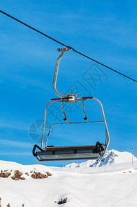 在明亮的冬日滑雪缆车图片