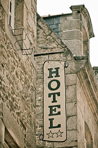 法国旧石碑大楼旅馆签字图片