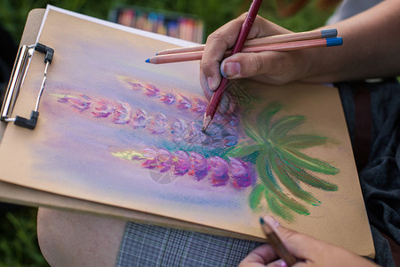 女孩用粉彩画花背景图片