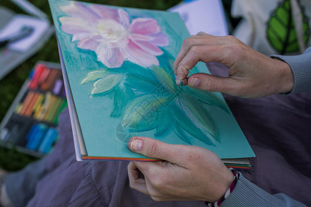 女孩用粉彩画花图片