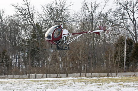 直升机在有雪图片