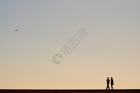情侣在港口下散步图片